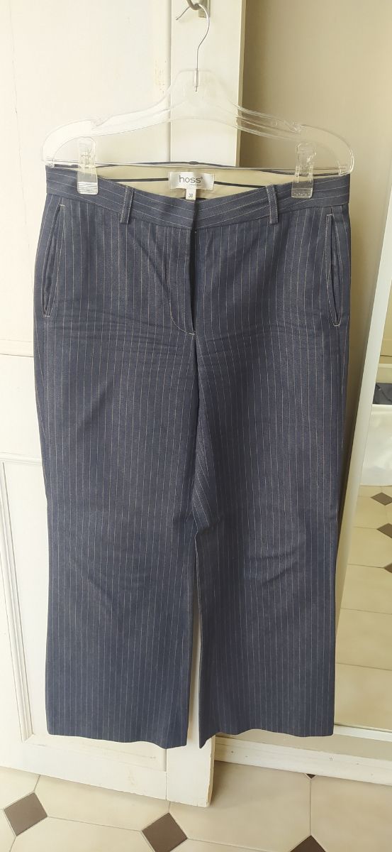 Traje de chaqueta con falda y pantalón.