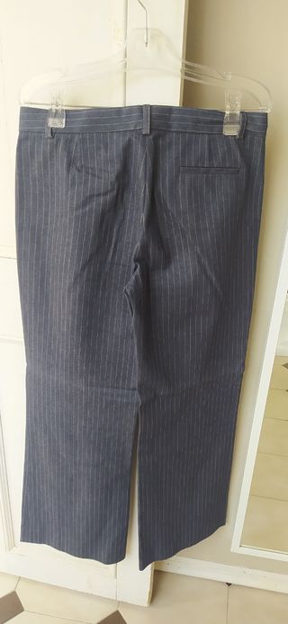 Traje de chaqueta con falda y pantalón.