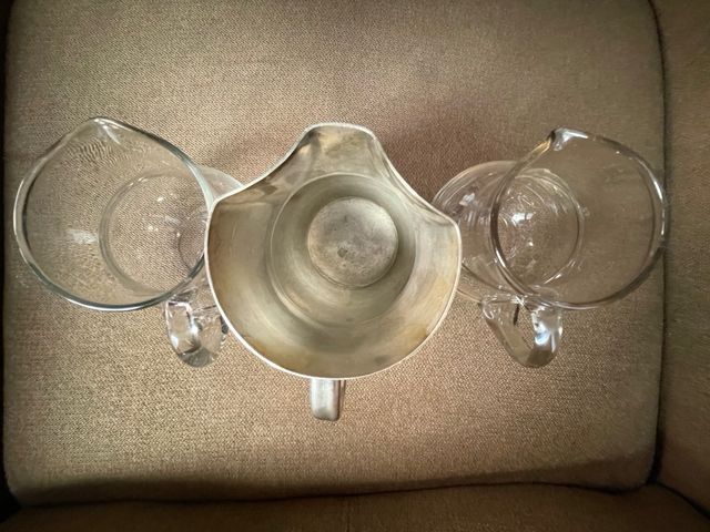 Dos Jarritas de cristal y una de alpaca.