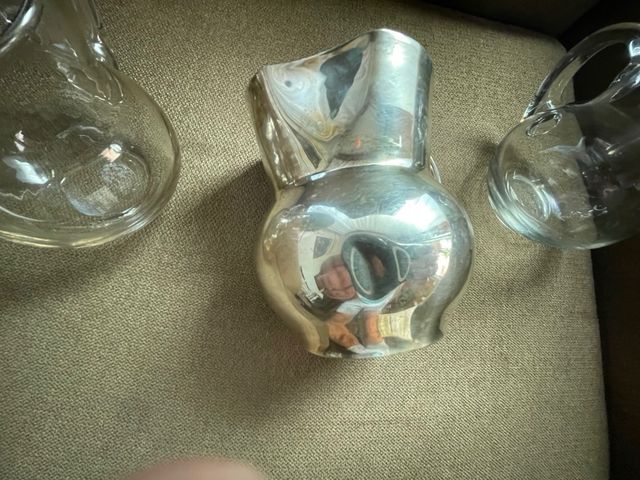 Dos Jarritas de cristal y una de alpaca.