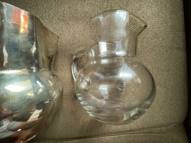 Dos Jarritas de cristal y una de alpaca.