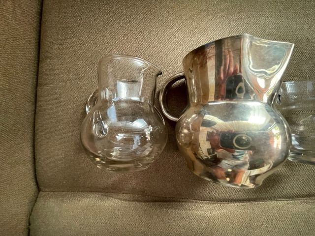 Dos Jarritas de cristal y una de alpaca.