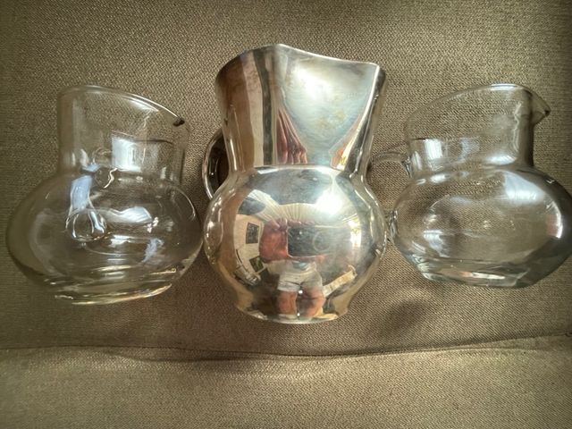 Dos Jarritas de cristal y una de alpaca.