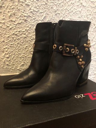 Botines de piel negro y apliques dorados