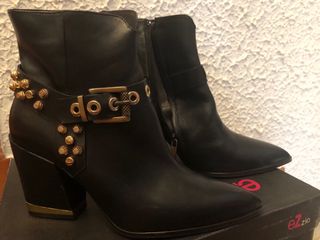 Botines de piel negro y apliques dorados