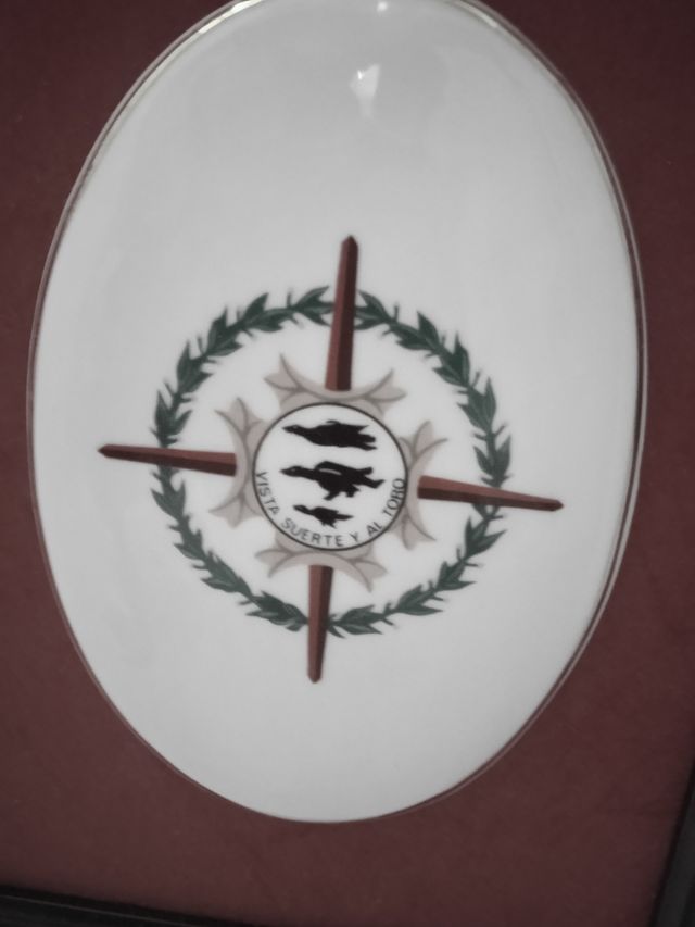 Emblema militar de cerámica enmarcada