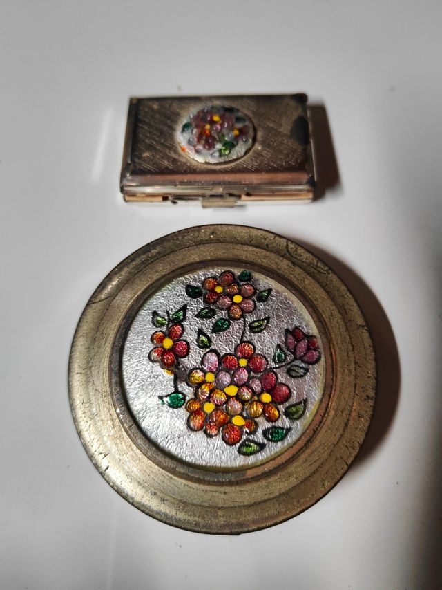 Polvera y pastillero esmaltado vintage