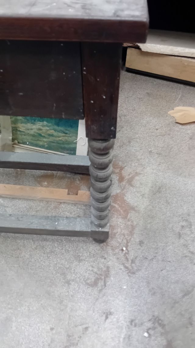 Mesa antigua  pata salomónica 