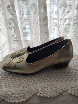 Zapato tacón dorado