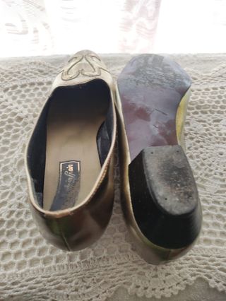 Zapato tacón dorado