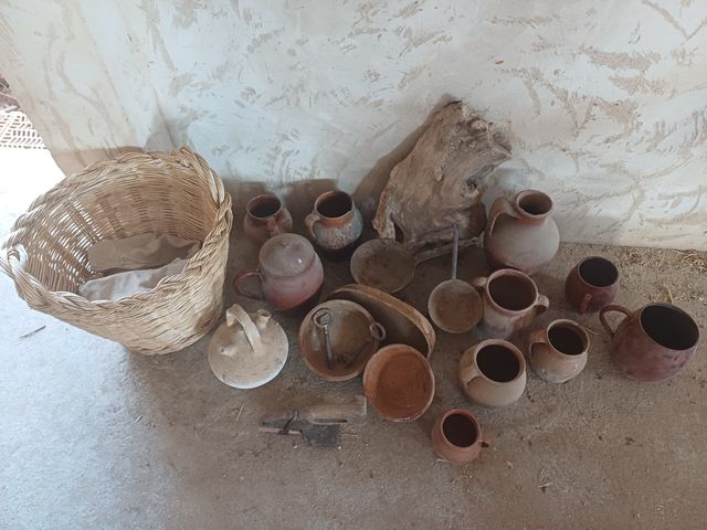 Vasijas antiguas, cestas, sartenes