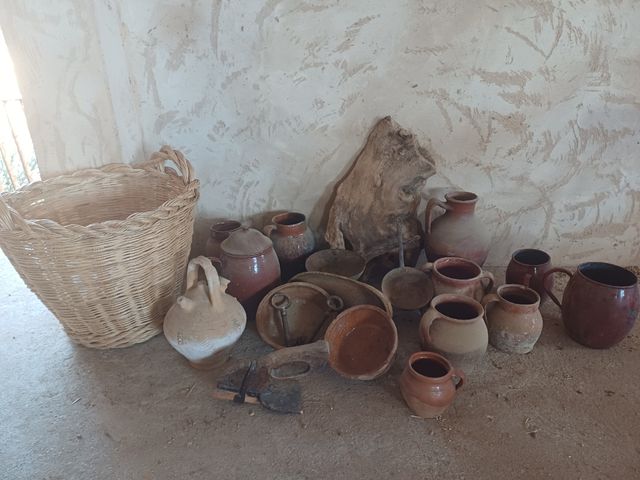 Vasijas antiguas, cestas, sartenes
