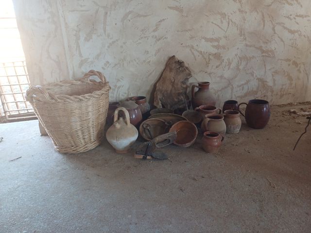 Vasijas antiguas, cestas, sartenes
