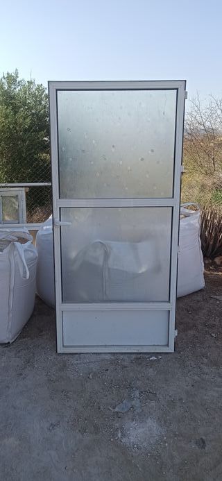 Puerta de aluminio patio.