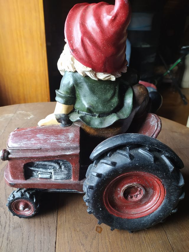 Enanito  con tractor 32cm