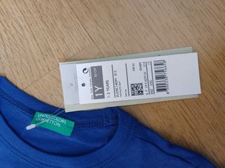 Camiseta azul Benetton para niño de 1 año.