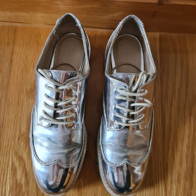 Zapatos plateados de Zara