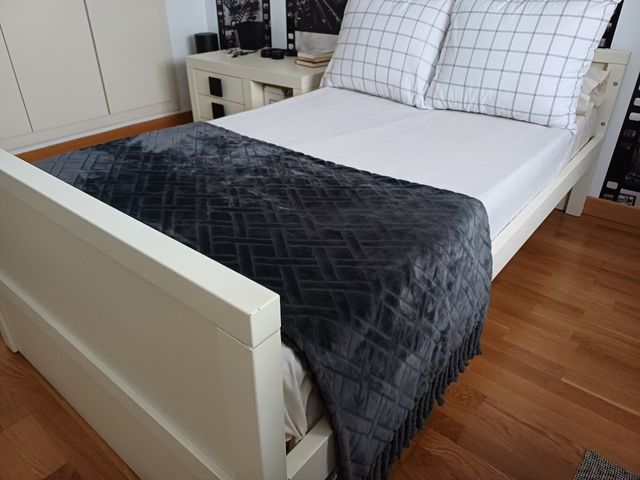 Juego de cama y mesita