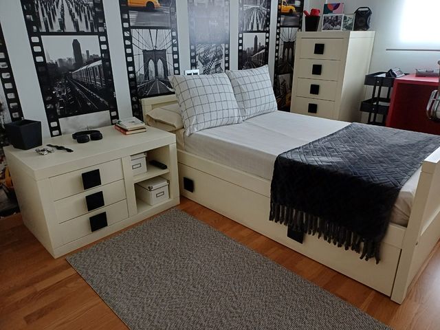 Juego de cama y mesita