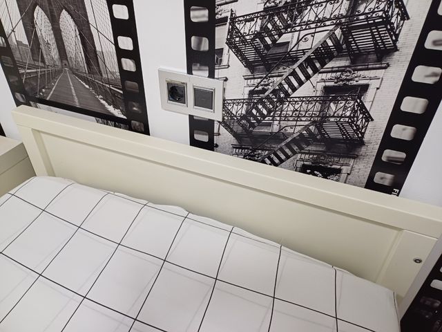 Juego de cama y mesita