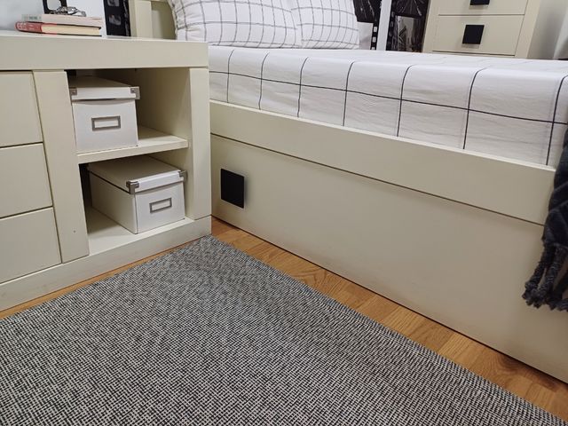 Juego de cama y mesita