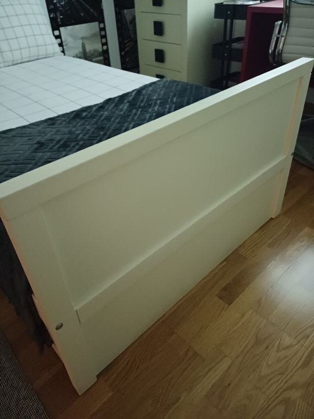 Juego de cama y mesita