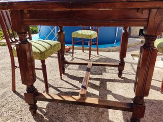 Conjunto mesa y sillas antiguas