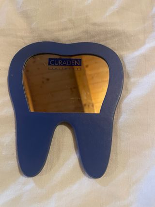 Specchio a forma di dente