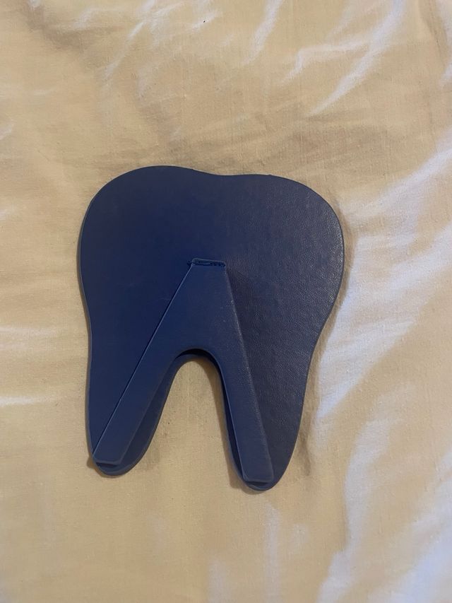 Specchio a forma di dente