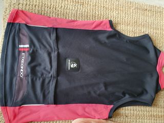 Chaleco/Maillot sin mangas y culotte de Etxeondo.