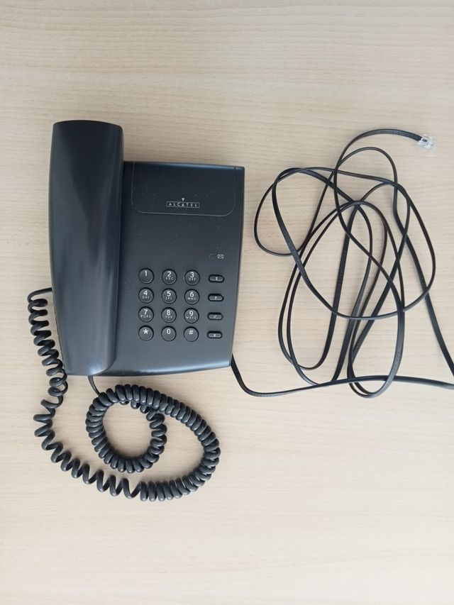 Teléfono Alcatel fijo color negro.