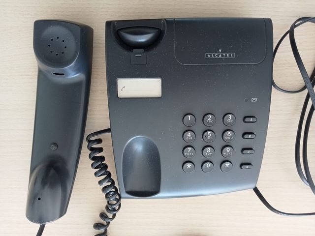 Teléfono Alcatel fijo color negro.