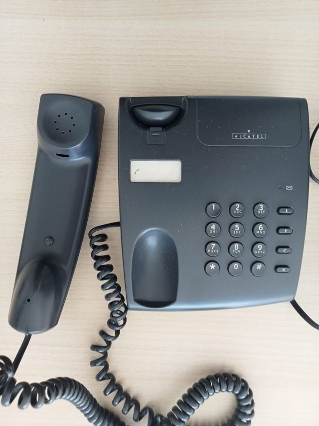 Teléfono Alcatel fijo color negro.