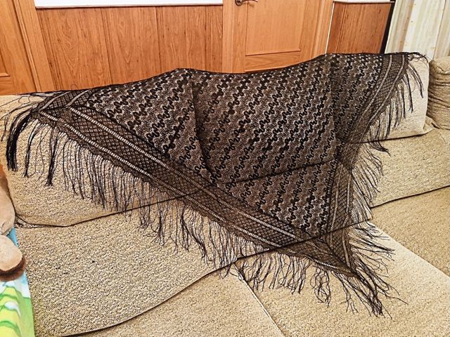 ANTIGUO MANTONCILLO DE ENCAJE NEGRO