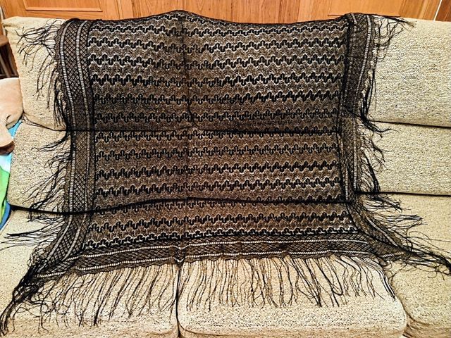 ANTIGUO MANTONCILLO DE ENCAJE NEGRO