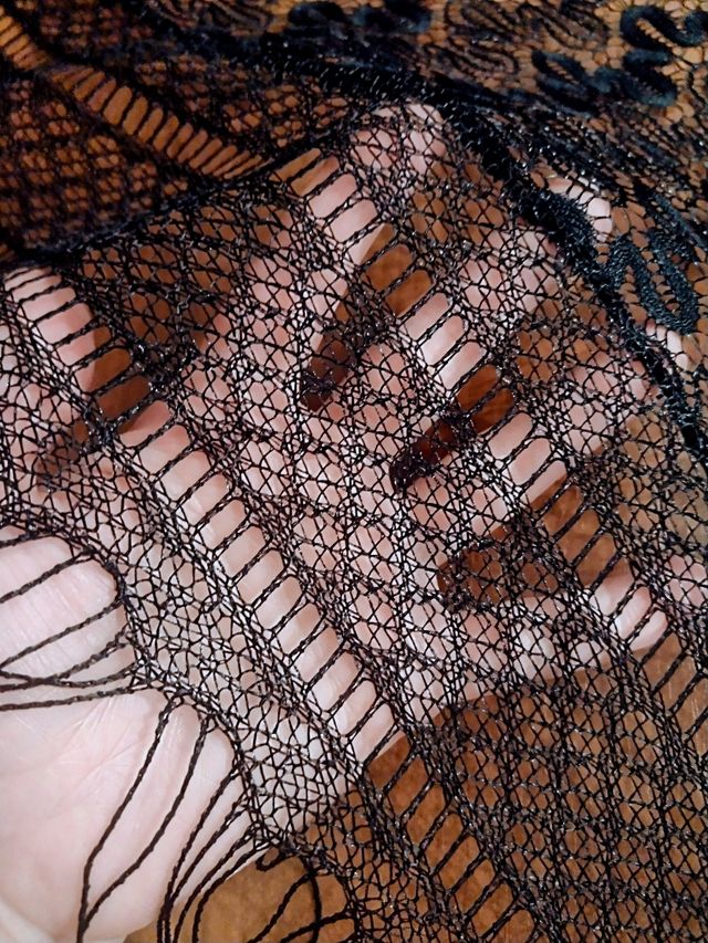 ANTIGUO MANTONCILLO DE ENCAJE NEGRO