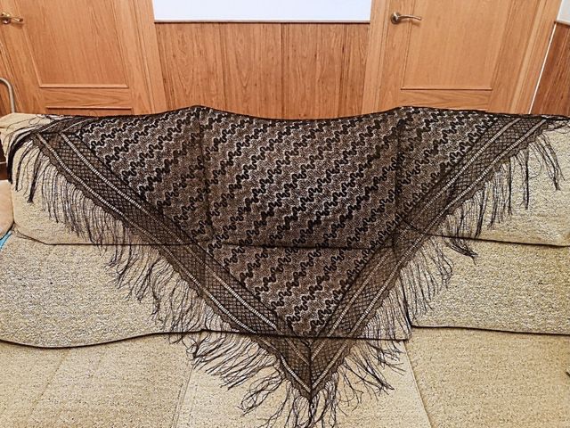 ANTIGUO MANTONCILLO DE ENCAJE NEGRO