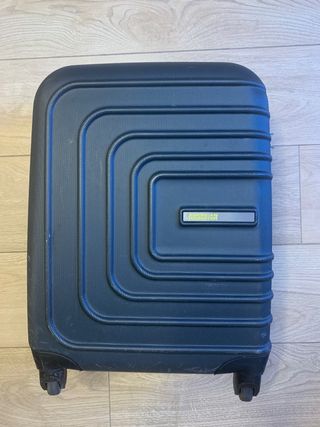 Maleta dura de cabina American Tourister con TSA