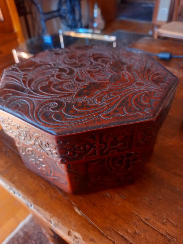 Portagioie, scatola, in vera pelle.