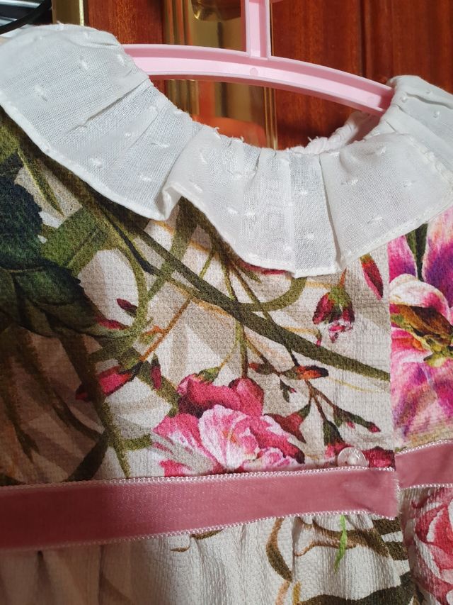 Impresionante vestido Nanos flores 18m.