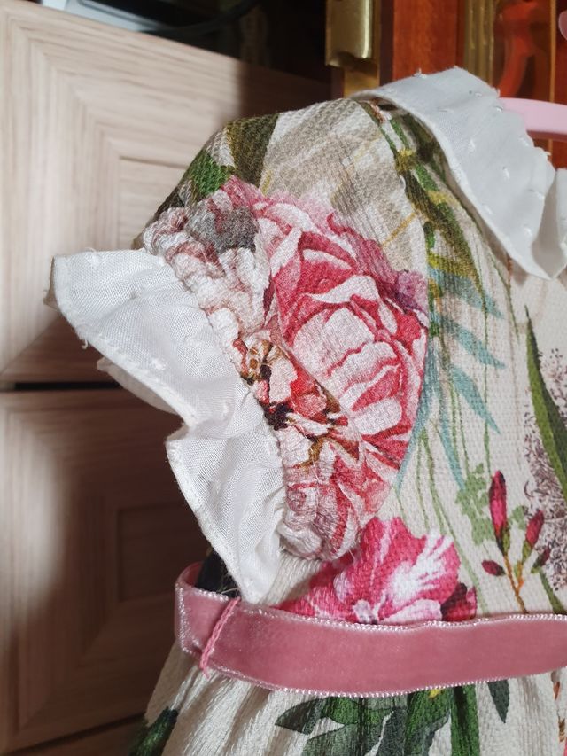 Impresionante vestido Nanos flores 18m.