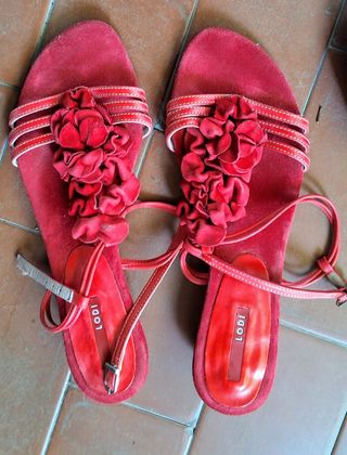 Sandalia roja de piel