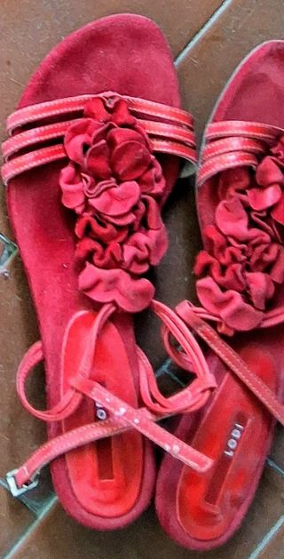 Sandalia roja de piel