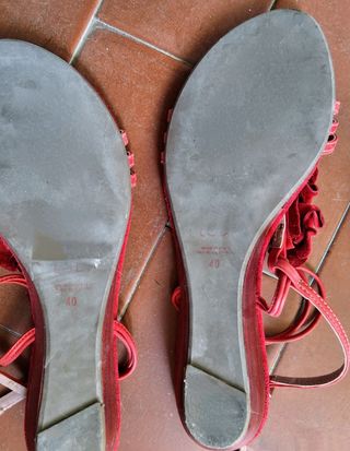 Sandalia roja de piel