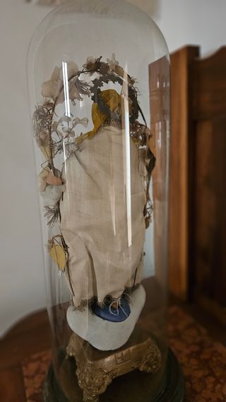 Madonna del 1940 sotto campana di vetro 