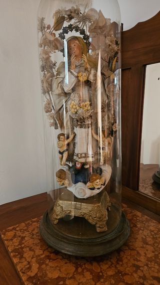 Madonna del 1940 sotto campana di vetro 