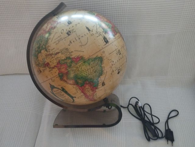 Bola del mundo iluminada 