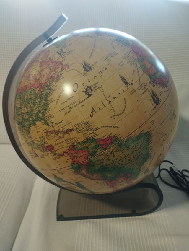 Bola del mundo iluminada 