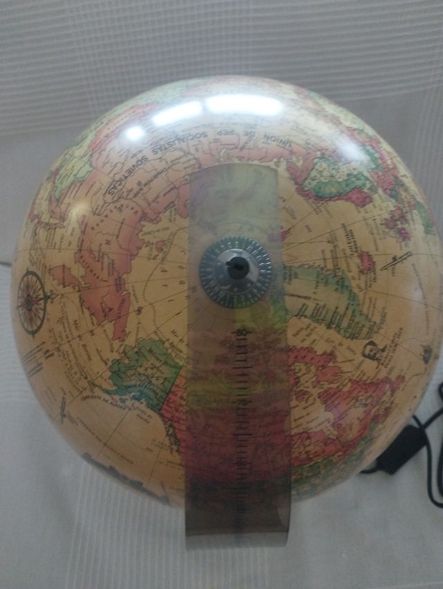 Bola del mundo iluminada 