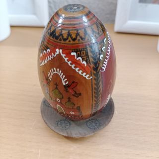 Huevo de pascua de madera